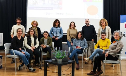 Estudiantes de Formación Profesional de Arizmendi y personas mayores juntos en el proyecto “Bizitza Betea”