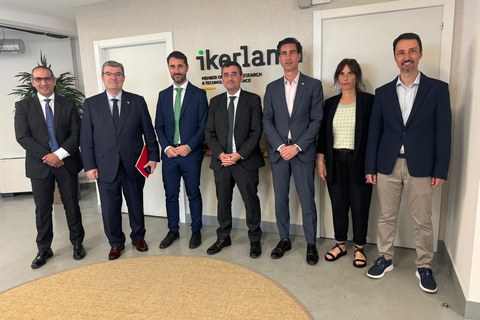 Juan Mari Aburto visits the Ikerlan Technology Centre in Bilbao
