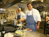 El chef italiano Gennaro Esposito con los alumnos de Basque Culinary Center