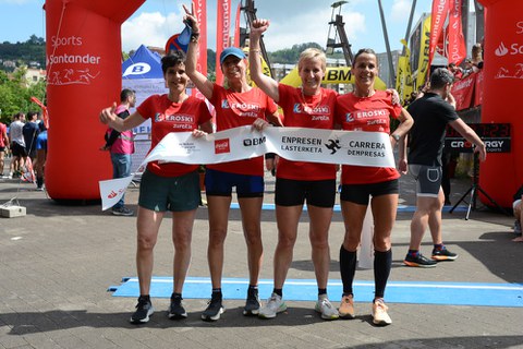 El equipo femenino de Eroski gana la Carrera de Empresas de Bilbao