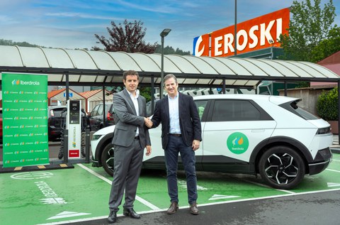 Eroski e Iberdrola firman un acuerdo para instalar puntos de carga para vehículos eléctricos