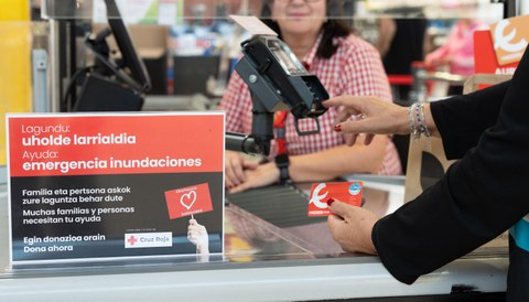 Eroski y sus clientes recaudan 23 millones de euros para causas solidarias