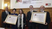 Francisco Etxeberria y Mari Carmen Gallastegi reciben el Premio Eusko Ikaskuntza-Laboral Kutxa