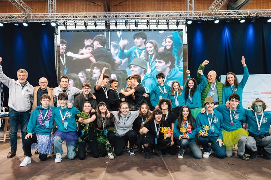 Los equipos de El Regato Ikastetxea y San Fidel Ikastola, ganadores del torneo FLL Euskadi-MONDRAGON