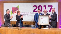 Montxo Armendáriz recibe el premio Eusko Ikaskuntza-Laboral Kutxa