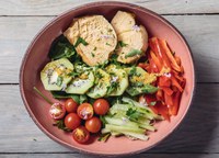 Receta saludable: ensalada de kiwi, pollo escabechado y verduras