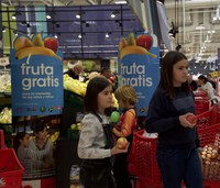 Eroskik 40.000 fruitu banatuko dizkie haurrei